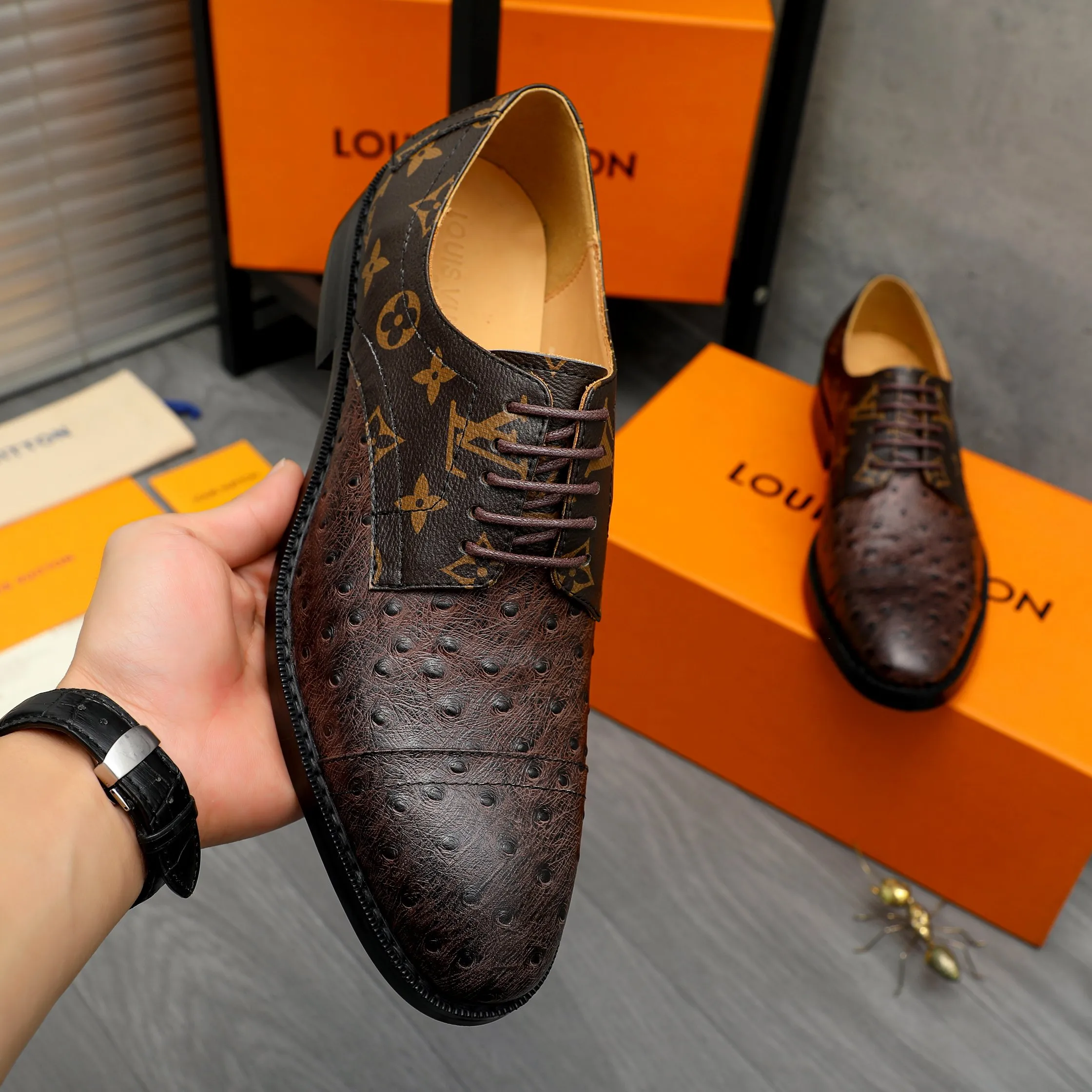 Men's shoes 💰500 Product trademark: LV "Louis Vuitton" business formal leather shoes Regular size: 39-45 (.45 customization is non-refundable) Product materials: Selected ostrich pattern cowhide stitching upper, cowhide lining, original rubber outsole